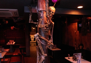 不気味な装飾が施された怪談ライブバー「スリラーナイト道頓堀店」の店内＝大阪市中央区宗右衛門町