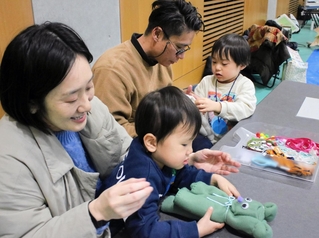 毛布を使ったぬいぐるみ作りを体験する親子ら＝神戸市中央区脇浜海岸通１
