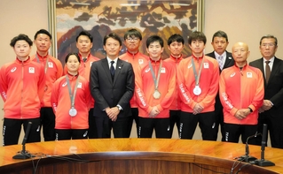 東京デフリンピックでの金メダル獲得を報告したバドミントンの太田歩選手（前列右から３人目）をはじめとする県内在住の代表メンバーら＝兵庫県庁