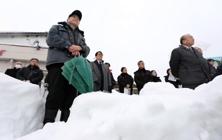 真冬の選挙戦。寒波が到来した但馬地域では足元が白く染まる＝２７日、豊岡市内（撮影・丸山桃奈）