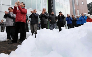 真冬の選挙戦。寒波が到来した但馬地域では除雪された雪が有権者らの足元に残る＝２７日、朝来市内（撮影・丸山桃奈） 