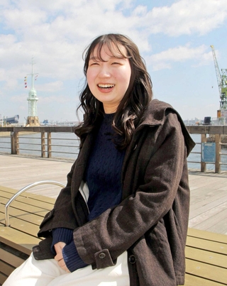 弟の山本幹太さんについて笑顔で語る紗与さん＝神戸市中央区