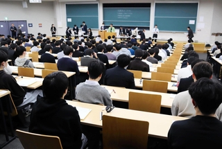 公示前にあった大学入学共通テストを受ける生徒ら。１８歳選挙権が導入されてから、国政選挙と受験シーズンが重なるのは初めて＝神戸市東灘区、甲南大