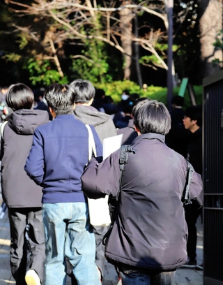 大学入学共通テストの会場に向かう生徒ら。１８歳選挙権が導入されてから、国政選挙と受験シーズンが重なるのは初めて＝神戸市東灘区、甲南大