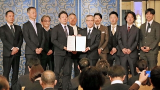 協定を結んだ「ブカツ・サポート・コンソーシアム」の石塚大輔代表（中央左）と兵庫県教育委員会の藤原俊平教育長（同右）＝神戸市中央区東川崎町１