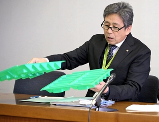 未集計の投票用紙が見つかったトレーについて説明する丹波篠山市の選管事務局長＝丹波篠山市