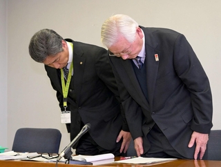 未集計の投票用紙が見つかり、謝罪する丹波篠山市選挙管理委員会の岡彰委員長（右）と辻義之事務局長＝丹波篠山市