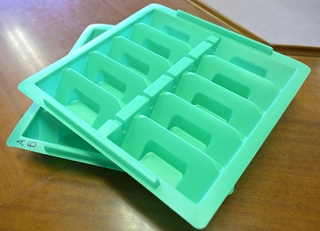 未集計の投票用紙が見つかったトレー＝丹波篠山市