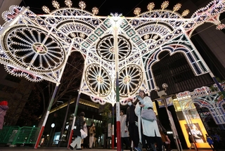 次々と見物客が訪れた神戸ルミナリエの会場＝３０日夜、神戸市中央区浪花町（撮影・丸山桃奈）
