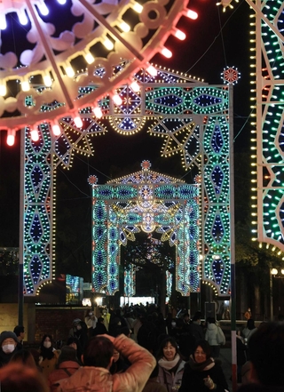 次々と見物客が訪れた神戸ルミナリエの会場＝３０日夜、神戸市中央区加納町６（撮影・丸山桃奈）