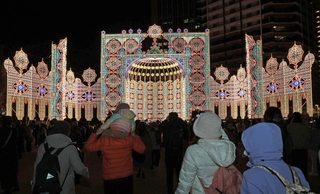 次々と見物客が訪れた神戸ルミナリエの「スパッリエーラ」＝３０日夜、神戸市中央区加納町６、東遊園地（撮影・丸山桃奈）