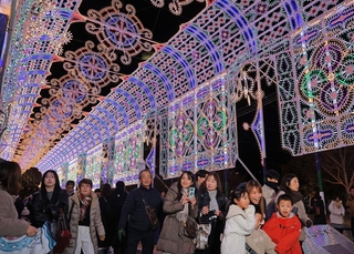 メリケンパークの「ガレリア」をくぐる人たち＝３０日午後、神戸市中央区波止場町（撮影・吉田敦史）