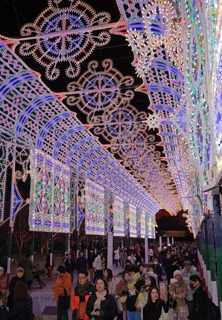 メリケンパークの「ガレリア」をくぐる人たち＝３０日夜、神戸市中央区波止場町（撮影・吉田敦史）