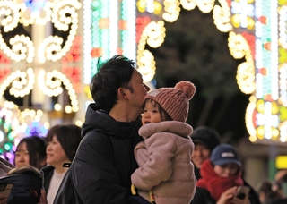 光の装飾を楽しむ子どもら＝３０日夜、神戸市中央区加納町６、東遊園地（撮影・丸山桃奈）
