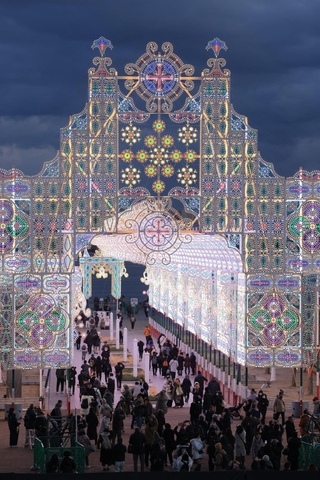 薄暮にともる「フロントーネ・ガレリア」＝３０日午後、神戸市中央区波止場町（撮影・吉田敦史）