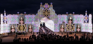 メリケンパークで点灯した、神戸ルミナリエの「フロントーネ・ガレリア」＝３０日夜、神戸市中央区波止場町（撮影・吉田敦史）