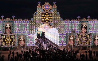 メリケンパークで点灯した、神戸ルミナリエの「フロントーネ・ガレリア」＝３０日夜、神戸市中央区波止場町（撮影・吉田敦史）