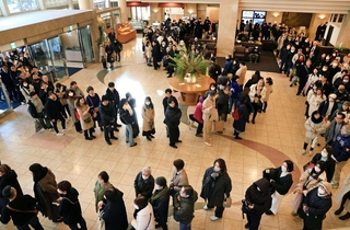 高市首相の演説を聴こうと列を作る有権者ら。多くはサテライト会場で様子を視聴した＝西宮市内（撮影・吉田敦史）