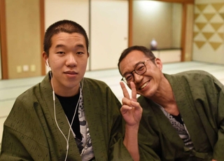 旅行先での山本幹太さんと父親の浩史さん（山本春名さん提供）