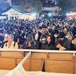 新年を迎え、手を合わせて祈願する初詣客ら＝１日午前、神戸市中央区多聞通３、湊川神社