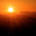 大阪のビル群を照らしながら昇る太陽＝１日午前７時１４分、西宮市甲山町の甲山森林公園展望台から（撮影・吉田敦史）