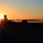 明石海峡大橋のそばで昇る太陽＝１日午前７時１８分、明石市、大蔵海岸（撮影・丸山桃奈）