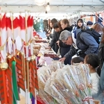 縁起物を買い求める参拝客＝１日午前、神戸市中央区、生田神社（撮影・丸山桃奈）