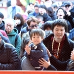 参拝者の長い列の中、子どもも手を合わせて願い事をする家族連れ＝１日午前、神戸市長田区、長田神社（撮影・丸山桃奈）