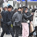街に繰り出した人たちも寒さに身を縮めた＝２日夕、神戸市中央区東川崎町１（撮影・風斗雅博）