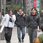 寒波の影響で神戸市内の市街地にも一時的に雪が舞った＝２日夕、神戸市中央区東川崎町１（撮影・風斗雅博）