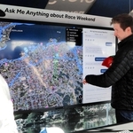 ＡＩがランナーの疑問に答える「ＲｕｎＣｏｎｃｉｅｒｇｅ」。海外ランナーが使い方を試した＝山梨県富士河口湖町