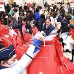 食品の福袋を買い求める客ら＝３日午前、神戸市中央区明石町、大丸神戸店（撮影・吉田敦史）