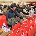 食品の福袋を買い求める客ら＝３日午前、神戸市中央区明石町、大丸神戸店（撮影・吉田敦史）