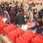 食品の福袋を買い求める客ら＝３日午前、神戸市中央区明石町、大丸神戸店（撮影・吉田敦史）