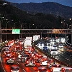 Ｕターンラッシュで混雑する中国自動車道の上り車線＝３日午後、西宮市名塩赤坂（撮影・斎藤雅志）