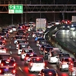 Ｕターンラッシュで混雑する中国自動車道の上り車線＝３日夜、西宮市名塩赤坂（撮影・斎藤雅志）