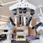 手術支援ロボットを中心にさまざまな機器がネットワークでつながるスマート手術室＝神戸市中央区港島南町１、神戸大病院国際がん医療・研究センター（撮影・鈴木雅之）