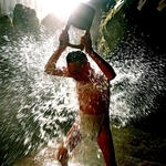 冷水を浴びて無病息災などを祈る寒水行＝５日早朝、兵庫県市川町沢、延寿寺