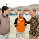 防災を語り合う（左から）ジェラルドさん、カルロスさん、日比野さん＝２０２３年８月、ペルーカヤオ市ミ・ペルー区