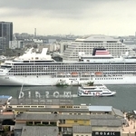 神戸港の中突堤に停泊するクルーズ船の飛鳥３＝２０２５年９月２６日