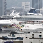 神戸港のポートターミナルに停泊するクルーズ船ノルウェージャンスカイ＝２０２５年２月２８日