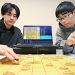 ＡＩを駆使して腕を磨く甲南大学の将棋部員＝神戸市東灘区岡本８（撮影・大田将之）