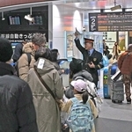地震の影響で新幹線に運転の見合わせや遅延が生じ、混雑するＪＲ新神戸駅の改札＝６日午後、神戸市中央区（撮影・大田将之）