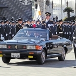 オープンカーに乗り、部隊を視閲する小西康弘本部長＝神戸市中央区波止場町