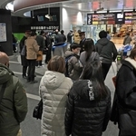 地震の影響で新幹線に運転の見合わせや遅れが生じ、改札前で滞留する利用客＝６日午後、神戸市中央区、ＪＲ新神戸駅（撮影・大田将之）