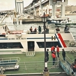 鉄道やバスなどの公共交通機関が止まり、船が被災者の足となった＝１９９５年１月１９日、神戸市中央区波止場町