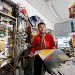 携帯電話も持たない三宅正弘教授。研究室には自ら集めたスティックのりやカステラの箱、書籍が積まれている＝武庫川女子大学（撮影・吉田敦史）