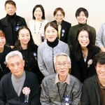 それぞれの「１・１７」を伝えてきた「語り部ＫＯＢＥ１９９５」のメンバー＝神戸市長田区