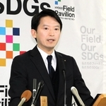 定例会見で質問に答える斎藤元彦知事＝兵庫県庁