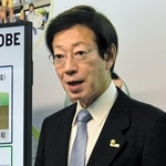 定例会見で自らの考えを述べる神戸市の久元喜造市長＝８日午後、同市役所